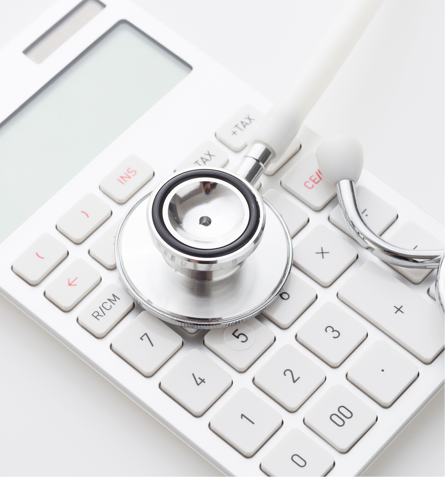 電卓の上に置かれた聴診器
