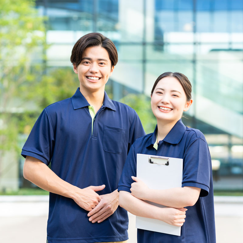 訪問介護員の女性スタッフが笑顔でこちらを見る